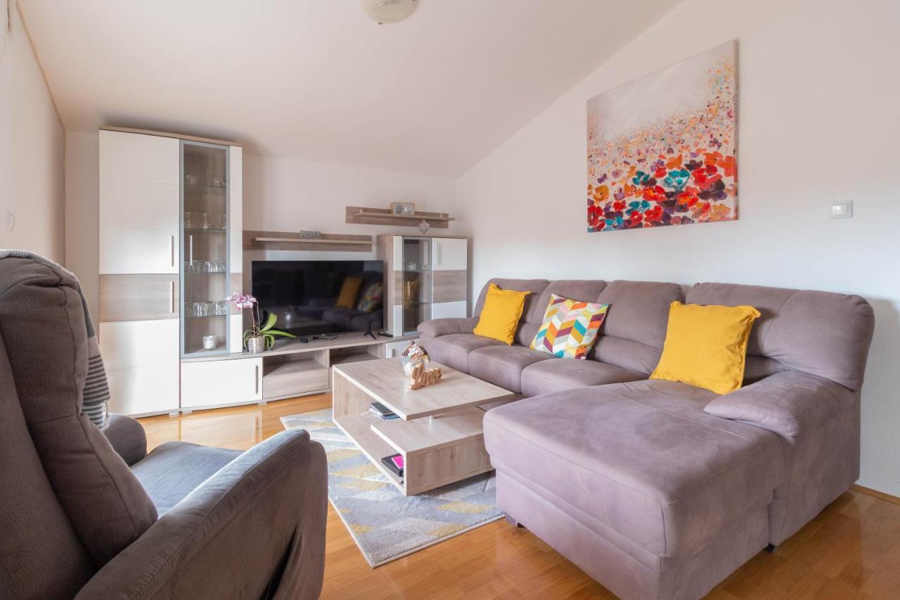 Apartment Modern Sara-near The